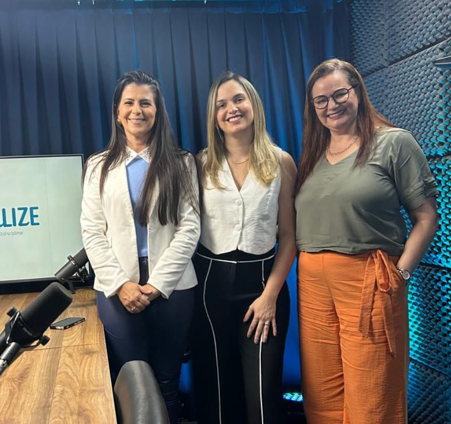 Equipe em estúdio de podcast